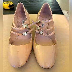 LOW START!! MIU MIU
Patent leather heels with crystals